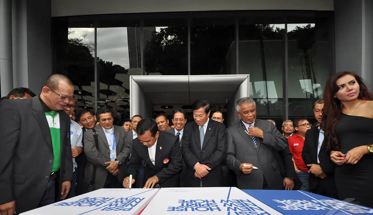 Ketua PSSI, Djohar Arifin, mantan ketua PSSI, Agum Gumelar dan Ketua KONI, Tono Suratman saat acara peresmian gedung baru PSSI, Jakarta, Minggu (4/1/2015). (Liputan6.com/Miftahul Hayat)