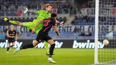 Pemain FC Midtjylland Juninho (kiri) mencetak gol ke gawang Lazio yang dijaga Ivan Provedel namun kemudian dianulir pada pertandingan sepak bola Grup F Liga Europa di Stadion Olimpiade Roma, Italia, 27 Oktober 2022. Lazio menang 2-1 atas FC Midtjylland. (AP Photo/Alessandra Tarantino)
