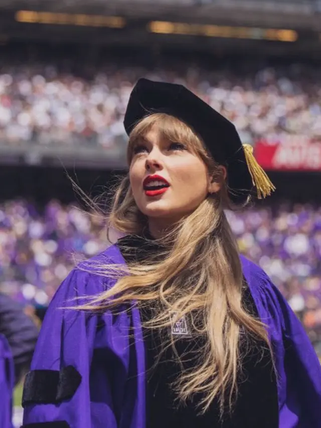 6 Momen Taylor Swift Terima Gelar Kehormatan Doktor dari NYU, Bahagia Pakai Toga