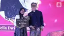 Juara tiga Tata Wastra "Announcement Winner Competition" Adelia Dwi Azkia Rahma saat menerima hadiah dalam acara Cita dan Cipta 2024 yang diadakan Liputan6.com x Fimela di Hotel Shangri-La Jakarta, Rabu (31/7/2024) malam. (Liputan6.com/Angga Yuniar)