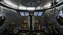 Kabin kapsul ruang angkasa SpaceX's Dragon V2 diperlihatkan usai diresmikan di Hawthorne, California, (29/5/2014). (REUTERS/Mario Anzuoni)