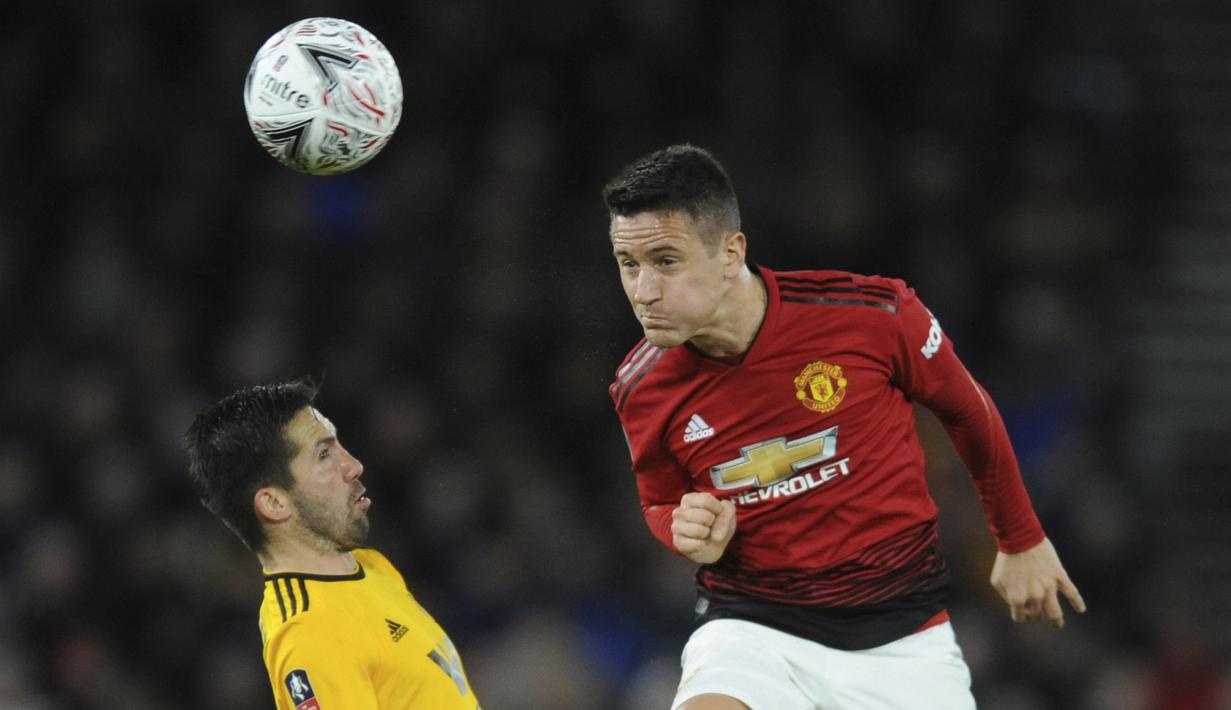 Gelandang Manchester United, Ander Herrera, duel udara dengan pemain Wolverhampton Wanderers, Joao Moutinho, pada laga Piala FA 2019 di Stadion Molineux, Sabtu (16/3). Wolverhampton menang 2-1 atas Manchester United. (AP/Rui Vieira)