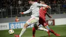 Aksi Alvaro Morata mencoba melewati Zach Muscat pada laga kedua Kualifikasi Piala Eropa 2020 yang berlangsung di Stadion Ta Qali, Malta, Rabu (27/3). Spanyol menang 2-0 atas Malta. (AFP/Filippo Monteforte)