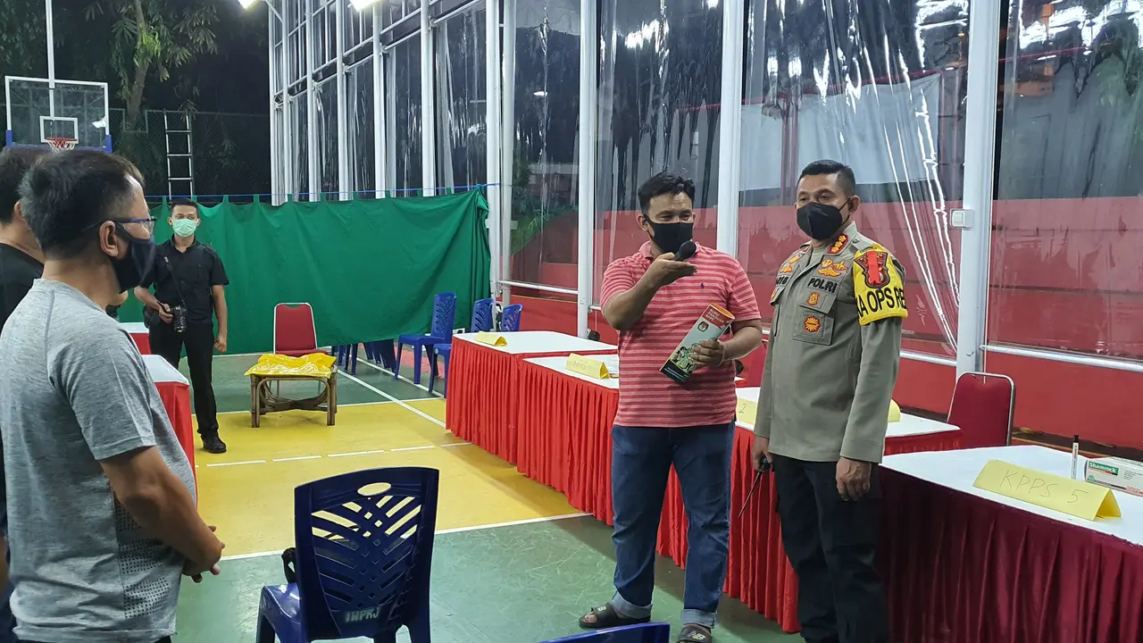 Polrestro Depok melakukan pengecekan TPS dan patroli malam jelang Pilkada Kota Depok.