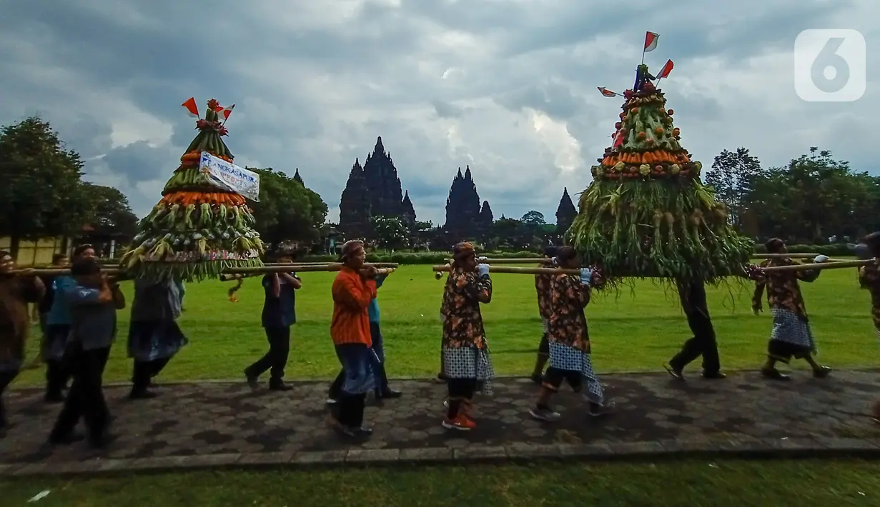 Peserta menampilkan salah satu gunungan saat Festival Gunungan di Lapangan Garuda Mandala Kompleks Candi Prambanan, Kabupaten Klaten, DIY, Selasa (31/12/2019). Festival ini menampilkan aneka gunungan, wayang kulit dan berbagai kesenian tradisional. (Liputan6.com/Gholib)