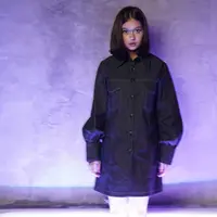 Di sini Rebecca tampil mengenakan oversized midi-denim dress berlengan panjang. Kamu bisa padukan dengan celana panjang hitam untuk tampilan yang lebih formal. Foto: Instagram.