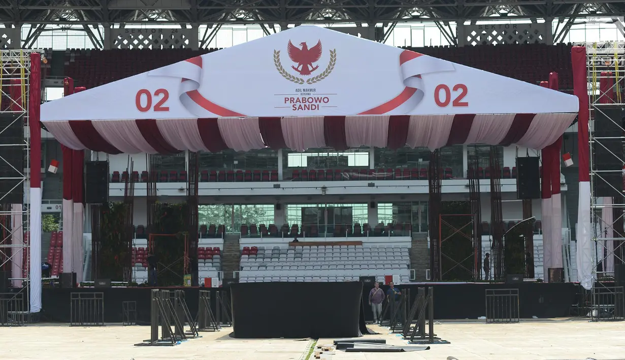 Sebuah tenda didirikan untuk kampanye akbar pasangan capres-cawapres nomor urut 02 Prabowo Subianto-Sandiaga Uno di Stadion Utama Gelora Bung Karno (SUGBK), Jakarta, Sabtu (6/4). Prabowo dan Sandiaga akan melakukan kampanye akbar di stadion GBK pada Minggu 7 April 2019. (merdeka.com/Imam Buhori)