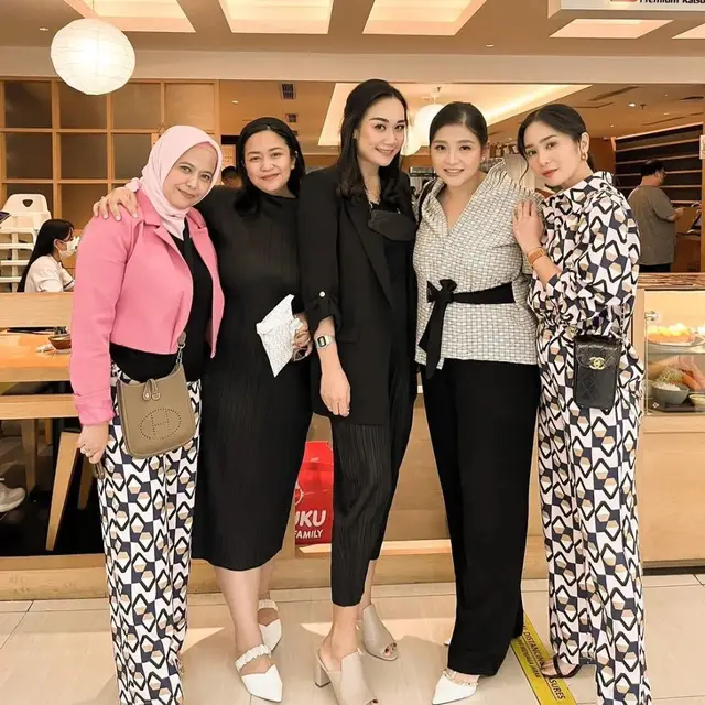 7 Potret Puput Nastiti Istri Ahok dengan Geng Sosialitanya, Ada Bunga Zainal