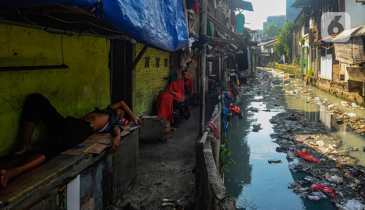 Kurang kesadaran warga untuk menjaga lingkungan yang bersih menyebabkan sungai dipenuhi ceceran sampah rumah tangga. (merdeka.com/Arie Basuki)