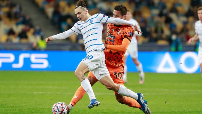 Gelandang Juventus, Rodrigo Bentancur berebut bola dengan pemain Dynamo Kiev, Mykola Shaparenko pada laga pembuka penyisihan Grup G Liga Champions di Stadion NSK Olimpiyskiy, Rabu (21/10/2020) dinihari WIB. Juventus menang 2-0 atas tuan rumah Dynamo Kiev. (Valentyn Ogirenko/Pool via AP)