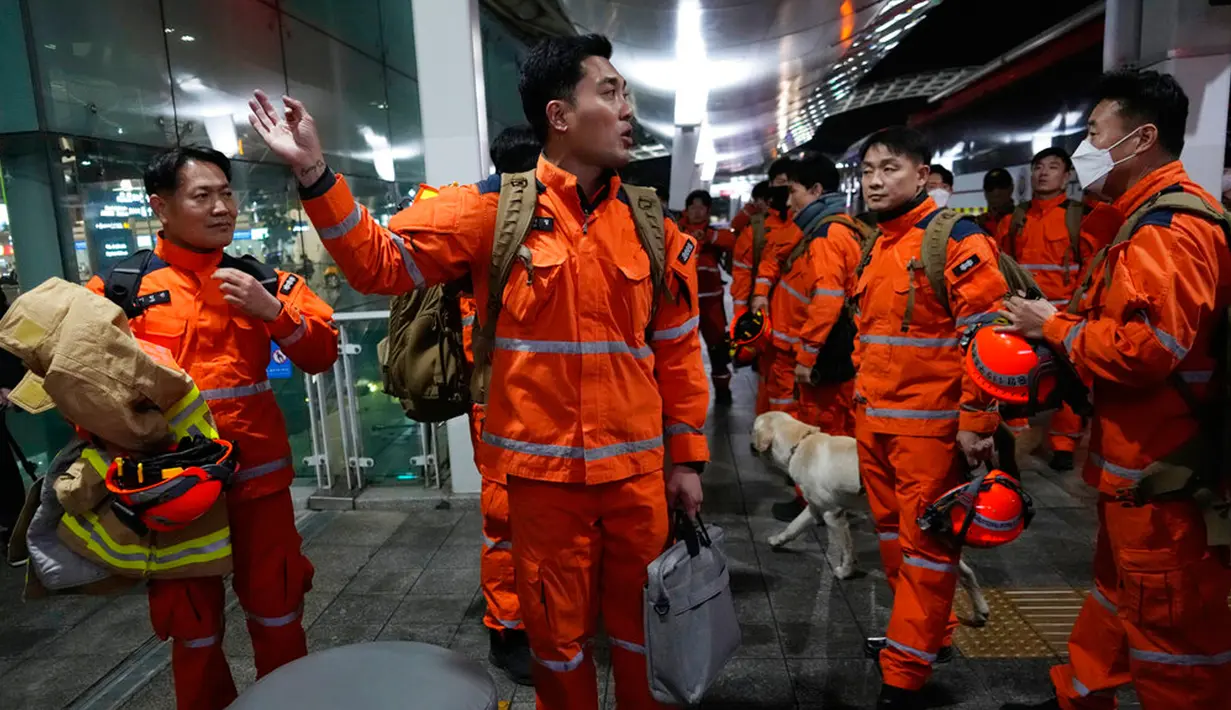 Anggota tim penyelamat Korea Selatan bersiap naik pesawat untuk berangkat ke Turki yang dilanda gempa di Bandara Internasional Incheon, Incheon, Korea Selatan, 7 Februari 2023. Turki kehilangan lebih dari 700 tentara selama membantu Korea Selatan dalam Perang Korea pada 1950-1953 silam. (AP Photo/Ahn Young-joon)