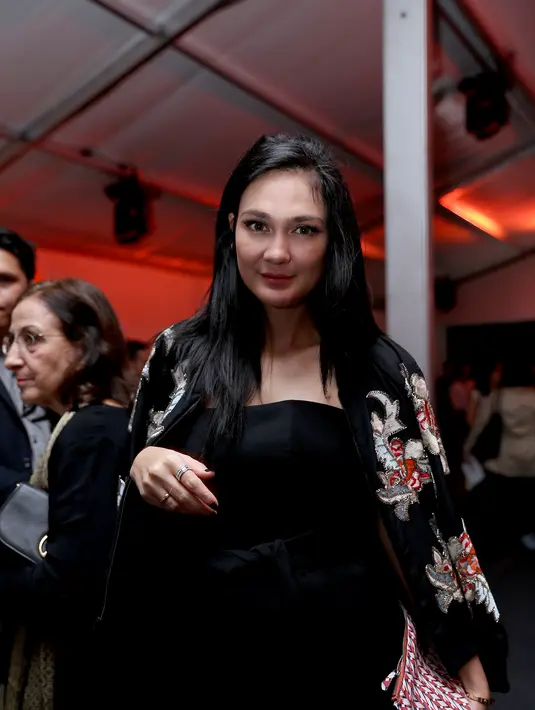 Luna Maya juga menjelaskan bahwa cantik memang berarti harus jadi diri sendiri. Saat mendandani dirinya, seorang wanita tidak perlu harus menjiplak orang lain agar menjadi cantik. (Andy Masela/Bintang.com)
