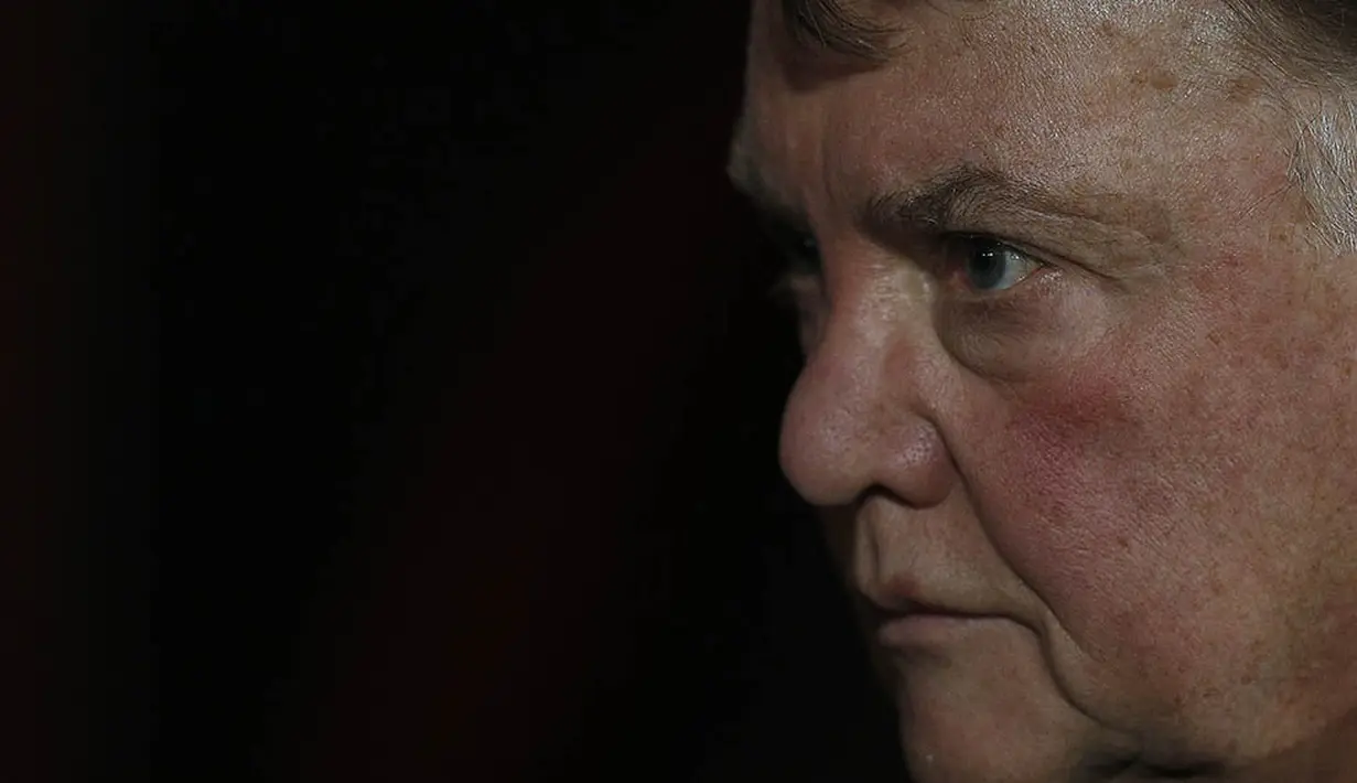 10. Posisi Pelatih MU, Louis Van Gaal kian terancam usai kekalahan MU 1-2 dari tim promosi Norwich. Pria asal Belanda itu sudah menghabiskan sekitar 250 juta pounds untuk belanja pemain namun prestasi MU masih mengecewakan. (AFP/Adrian Dennis)