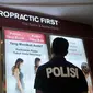 Ditreskrimum Polda Metro Jaya mengamati klinik Chiropractic First di FX Senayan, Jakarta, Kamis (7/1). Dinkes DKI bersama Polda Metro Jaya menyegel sejumlah cabang klinik Chiropractic First yang diduga melakukan malapraktik. (Liputan6.com/Gempur M Surya)