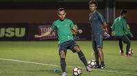 Pelatih Timnas Indonesia, Luis Milla, mengamati Rezaldi Hehanusa saat latihan di Stadion Maguwoharjo, Sleman, Selasa (11/6/2017). Latihan ini persiapan jelang ujicoba melawan Puerto Rico. (Bola.com/Vitalis Yogi Trisna)