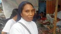 Seorang biarawati Katolik saat membeli takjil di kelurahan Beru, Kota Maumere, Kabupaten Sikka, NTT (Liputan6.com/Ola Keda)