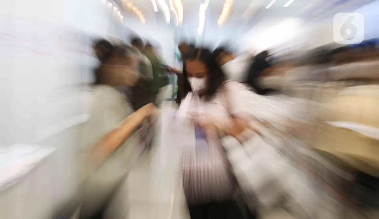 Pencari kerja membaca brosur saat menghadiri Jakarta Job Fair 2023. (Liputan6.com/Herman Zakharia)