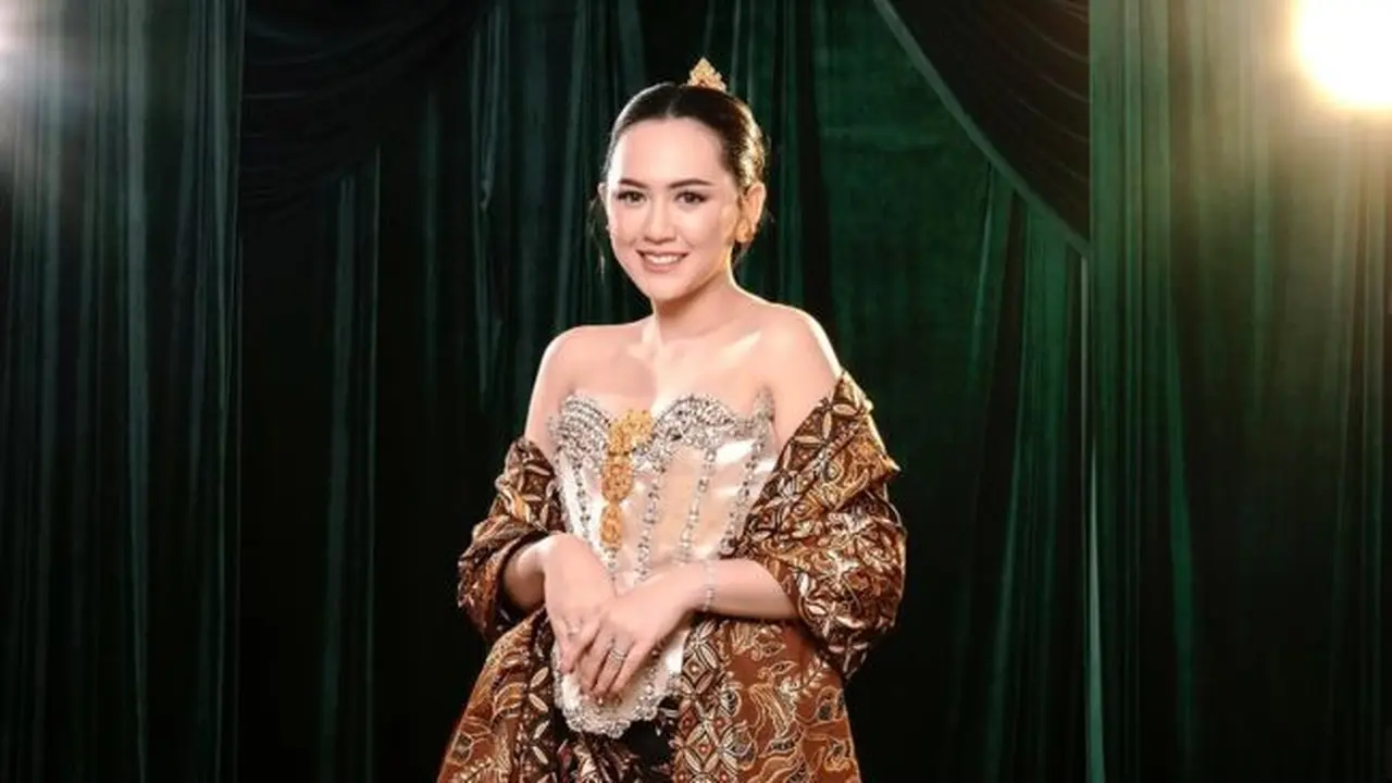 Model Baju Batik dan Kebaya ala Happy Asmara. (instagram/happy_asmara77)