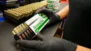 Seorang pekerja saat mengemas peluru-peluru yang telah dibuat di Pabrik peluru Barnes Bullets, Utah, Amerika Serikat, Rabu (6/1). (REUTERS/George Frey)