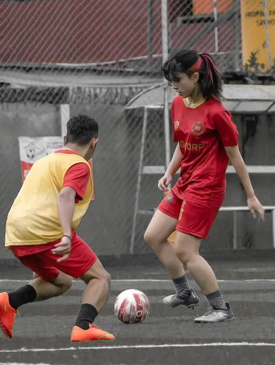 Sintya Marisca selalu terlihat bersemangat saat bermain mini soccer. Momen ia one on one dengan lawan ini membuktikan bahwa skill mini soccer Sintya Marisca tak boleh dianggap remeh. Gayanya yang kece saat mini soccer ini berhasil tuai pujian. (Liputan6.com/IG/@sintyamarisca)