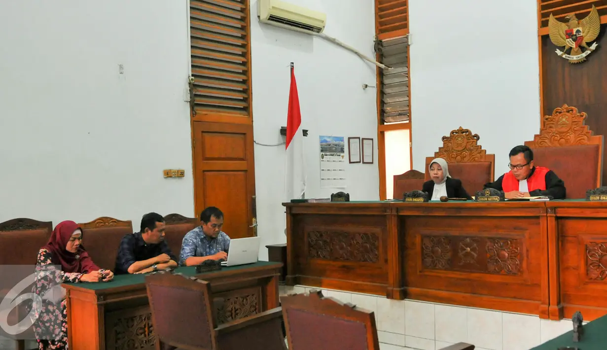 Mejelis hakim PN Jaksel menolak praperadilan Sumber Waras yang diajukan MAKI, Jakarta (3/5). MAKI ajukan praperadilan terkait tidak segera ditingkatkannya penyelidikan kasus dugaan korupsi pengadaan lahan RS Sumber Waras. (Liputan6.com/Yoppy Renato)