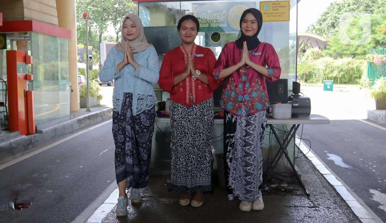 Dalam rangka memperingati Hari Kartini, para karyawati Taman Impian Jaya Ancol tampil berkebaya. (Liputan6.com/Herman Zakharia)