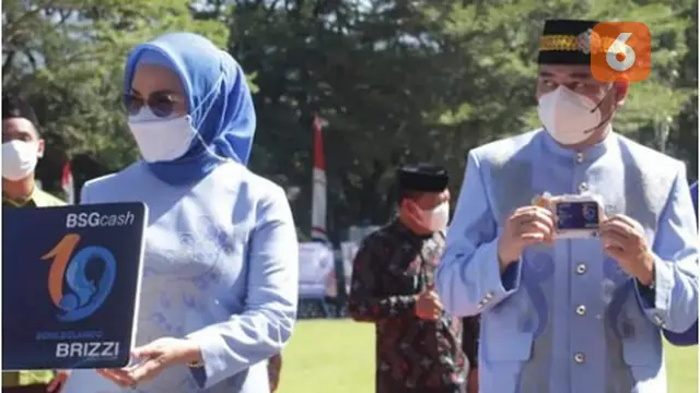 Bupati Bonebol, Hamim Pou saat memperlihatkan inovasi Digitalisasi Transaksi Pemerintah Daerah lewat e-Bonebol Card (Arfandi/Liputan6.com)