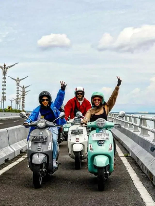 Wika Salim saat riding Vespa di Bali (Instagram/wikasalim)