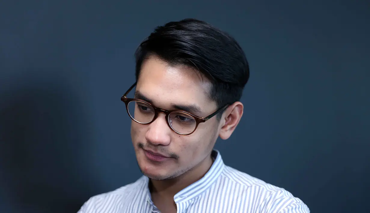 Penyanyi 28 tahun itu mengaku sebagai sosok pemalu. Bahkan, sering krisis percaya diri. Perlahan, ia mulai merubahnya dan menikmati dalam merintis karier di industri musik. (Nurwahyunan/Bintang.com)