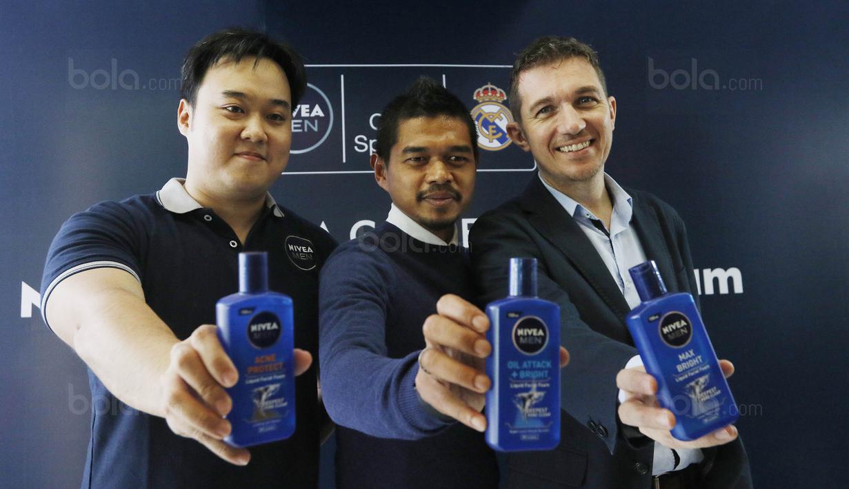 Bambang Pamungkas bersama Tomasz Schwarz dan Michael Suwito saat acara peluncuran produk Nivea Men di Jakarta, Selasa, (5/9/2017). Nivea mengeluarkan produk baru berupa sabun muka cair untuk pria. (Bola.com/M Iqbal Ichsan)
