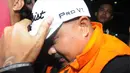 Anggota DPR Komisi III, I Putu Sudiartana menunduk saat berjalan keluar usai diperiksa penyidik di KPK, Jakarta, Kamis, (30/6). Putu Sudiartana disangkakan memuluskan proyek pembangunan 12 ruas jalan di Provinsi Sumatera Barat. (Liputan6.com/Helmi Afandi)