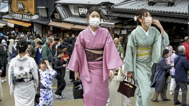 Warga Jepang Enggan Copot Masker Meski Tak Wajib Lagi