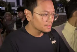 Bos Hanania Travel Ahmad Syah Farhan Rachman saat digiring ke Ditreskrimum Polda Metro Jaya. (Liputan6.com/ Ady Anugrahadi)