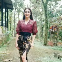 Nabila Syakieb juga tampil elegan dengan kebaya lace maroon lengan pump 3/4. Dipadukan belt kain hitam yang serasi dengan kain batiknya. @nsyakieb85