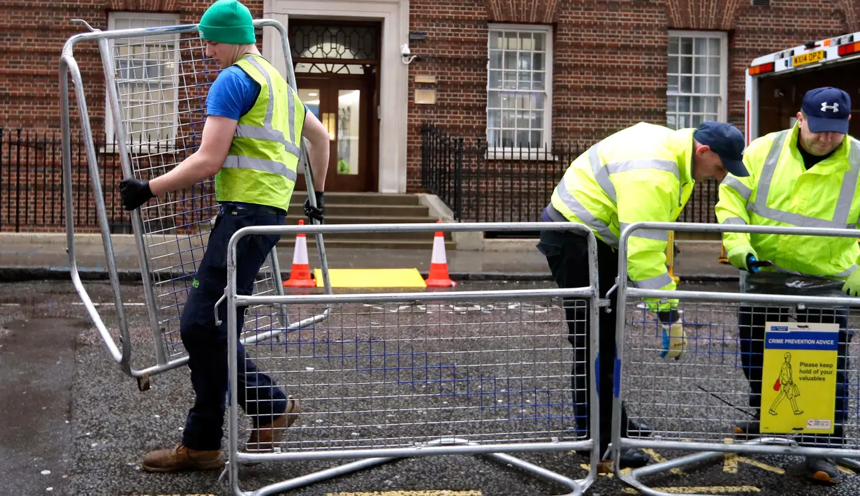Pemasangan pagar pembatas di seberang area Lingdo Wing, Rumah Sakit St. Mary di Paddington, London, Senin (9/4). Aktivitas keamanan di rumah sakit itu yang semakin meningkat memunculkan spekulasi Kate Middleton segera melahirkan. (AP/Kirsty Wigglesworth)