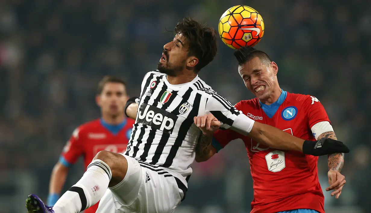 Duel antara pemain Juventus, Sami Khedira (kiri), dan pemain Napoli, Marek Hamsik, dalam lanjutan Serie Italia di Stadion Juventus, Turin, (13/2/2016). (AFP/Marco Bertorello)