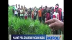 Pihak kepolisian yang mendatangi lokasi kejadian lalu mengangkat jasad korban.