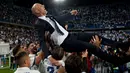 Lebih hebatnya lagi semua prestasi mentereng tersebut sukses diraih Zidane di musim pertamanya menangani Real Madrid. (AFP Photo)