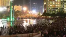 Warga memadati kawasan Bundaran HI, Jakarta, Kamis (31/12). Ribuan warga berkumpul untuk menikmati Car free night malam perayan pergantian tahun bersama keluarga. (Liputan6.com/Angga Yuniar)