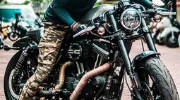Memiliki hobi di bidang otomotif, khususnya motor gede. Kacamata hitam dengan frame besar menjadi andalan penunjang penampilan aktor sekaligus model tampan ini. (Liputan6.com/IG/@megantaraaa)