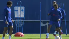 Penyerang Barcelona, Ansu Fati (kanan) dan rekan setimnya mengikuti sesi latihan menjelang leg kedua semifinal Copa del Rey menghadapi Real Madrid, di tempat latihan Joan Gamper di Sant Joan Despi, Selasa (4/4/2023). (Photo by LLUIS GENE / AFP)