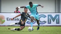 Pemain Madura United, Kwabena Appiah-Kubi (kanan) berebut bola dengan pemain Dewa United, Miftah Anwar Sani saat laga lanjutan BRI Liga 1 2022/2023 di Indomilk Arena, Tangerang, Kamis (2/2/2023). (Bola.com/Bagaskara Lazuardi)