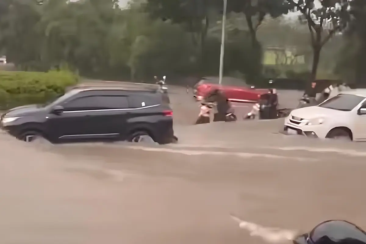 Banjir merendam Kota Tangerang Selatan (Tangsel).