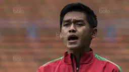 1. Gelandang Timnas Indonesia, Septian David Maulana, menangis saat lagu Indonesia Raya berkumandang. (Bola.com/Vitalis Yogi Trisna)