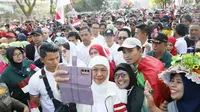 Khofifah saat jalan sehat bareng warga Jatim menyambut 1 Muharram. (Dian Kurniawan/Liputan6.com)