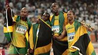 Usain Bolt (dua kanan) kehilangan salah satu medali emas Olimpiade setelah salah satu rekan setimnya di Timnas Jamaika, Nesta Carter (tiga kanan), positif doping di Olimpiade Beijing 2008. (AP)