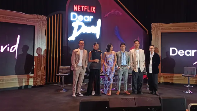 Content Lead Netflix Indonesia Rsli Eddy, Caitlyn Lewis, Shenina Cinnamon, Emir mahira, Lucky Kuswandi, dan Muhammad Zaidy di konferensi pers film Dear David, Rabu (8/2/2023). (Foto: Lanny Kusuma/Fimela)