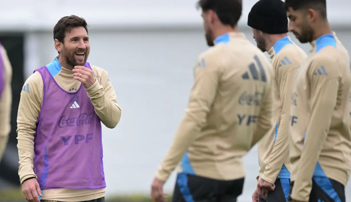 Argentina sendiri telah mengamankan tiket untuk Piala Dunia 2026 dengan menempati posisi puncak klasemen kualifikasi Piala Dunia FIFA 2026 zona Conmebol dengan 35 poin. (JUAN MABROMATA/AFP)