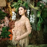 Mahalini Raharja tampil memukau dalam kebaya rancangan desainer ternama, Asky Febrianti. Dengan sentuhan warna soft mocca yang lembut, kebaya ini tidak hanya menampilkan keanggunan tetapi juga dihiasi dengan detail memikat. [@mahalini].