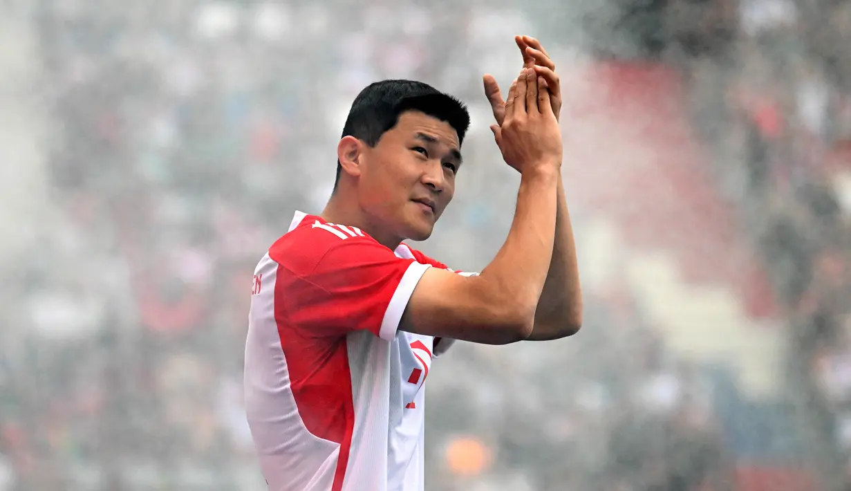 Kim Min-jae diboyong Munchen dari Napoli dengan mahar 50 juta euro dengan kontrak berdurasi lima tahun. Min-jae menjadi bek tengah termahal ketiga dalam sejarah klub. Kehadirannya menambah kokoh lini belakang Bayern asuhan Thomas Tuhcel. (AFP/Christof Stache)